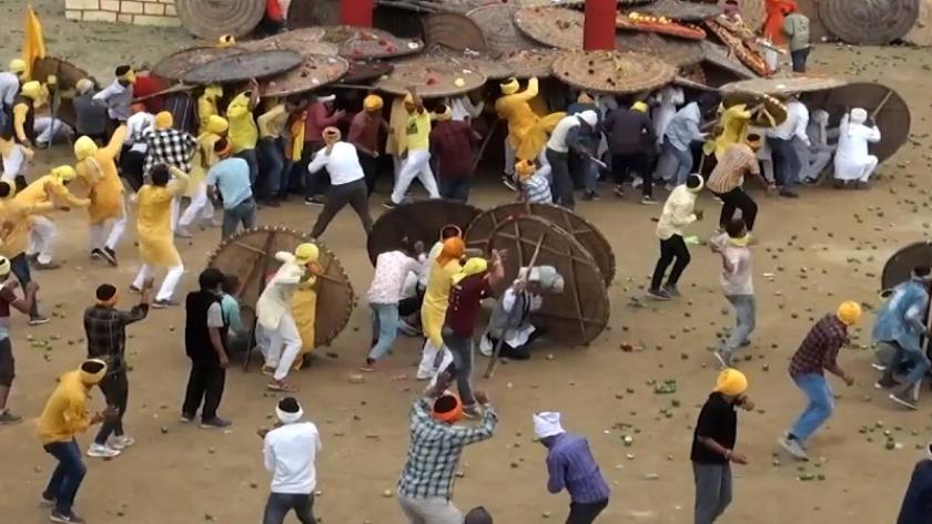 Iranpress: Footage: 150 injured during stone-throwing festival in India