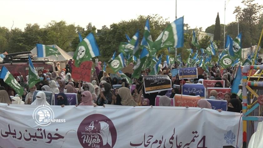 Iranpress: Pakistani women protest against Ban on Hijab in the West