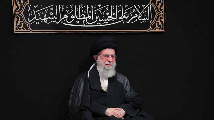 Iranpress: Leader calls on students to live like Imam Hussain(AS) 