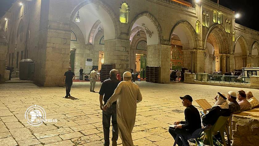 Iranpress: Palestinians perform prayers amid settlers