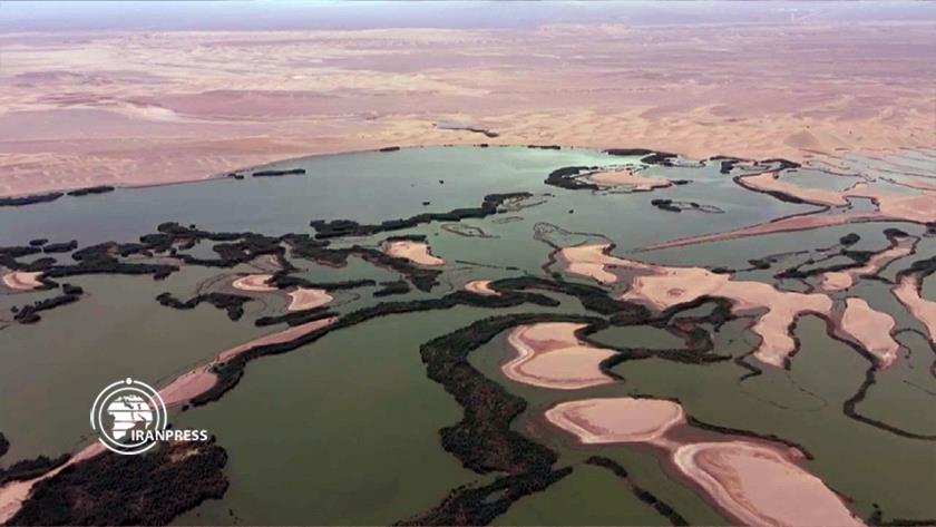Iranpress: Desert Lake Yazd; joy of tourism among flowing sands