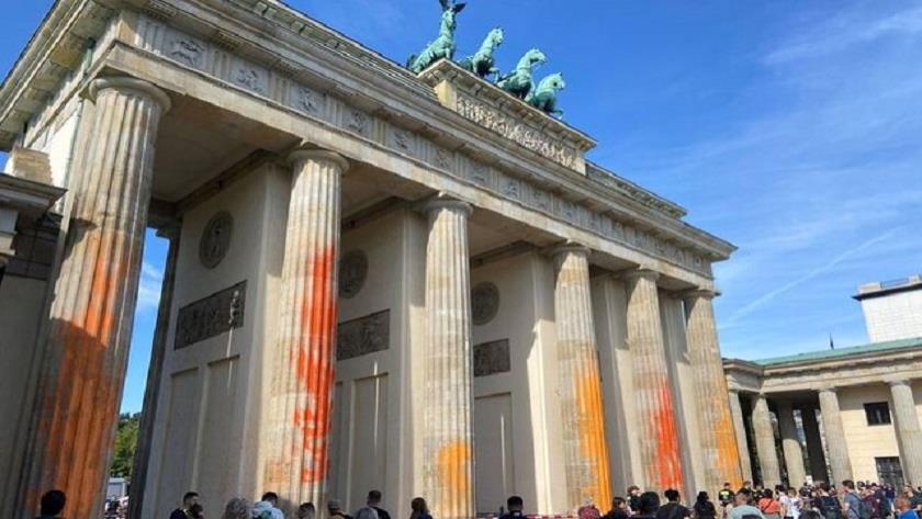 Iranpress: German climate protesters spray paint at Brandenburg Gate