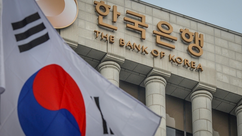 Iranpress: Iran eyes collecting interest from S. Korean lenders over frozen funds: Yonhap
