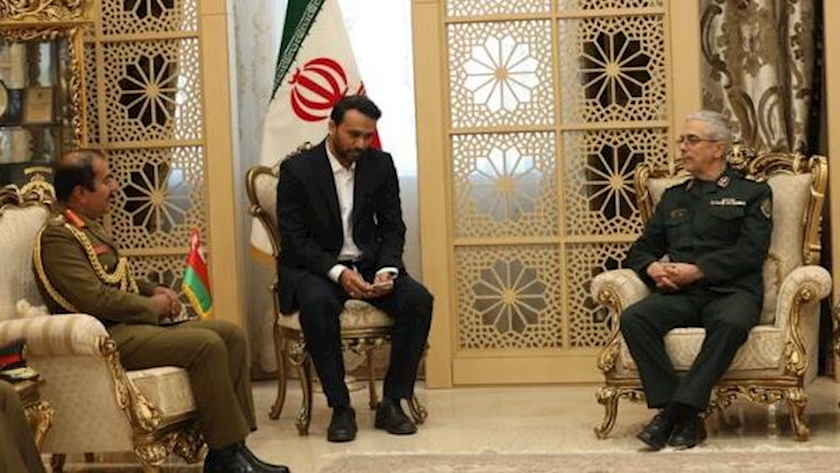 Iranpress: Iran, Oman top military officials discuss development of military ties