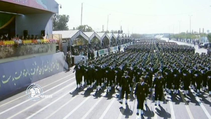 Iranpress: Nation wide military parade held to mark 43rd anniv. of Holy Defence