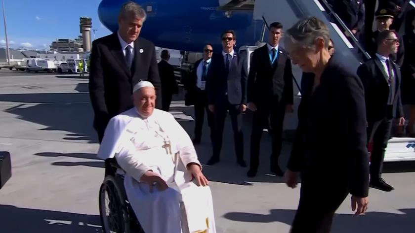Iranpress: Pope Francis arrives in France