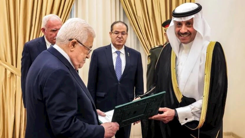Iranpress: First Saudi ambassador to Palestine presents his credentials to Mahmoud Abbas