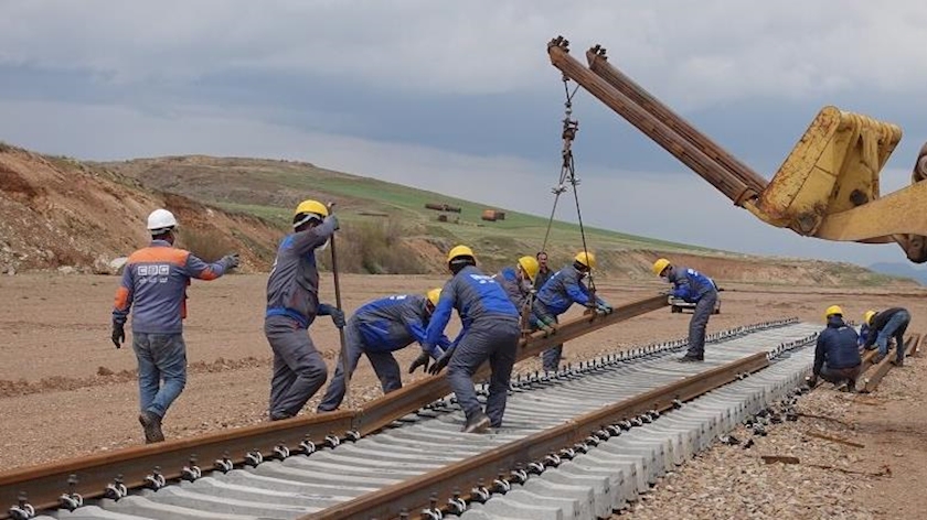 Iranpress: Iran-Iraq railway link ready in 18 months: Iraqi official