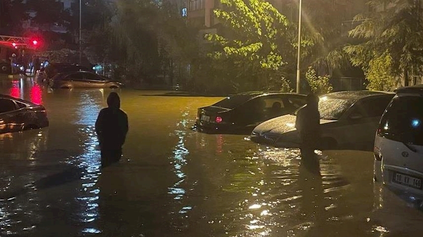 Iranpress: Thousands of shops, cars drowned in Istanbul flash flood