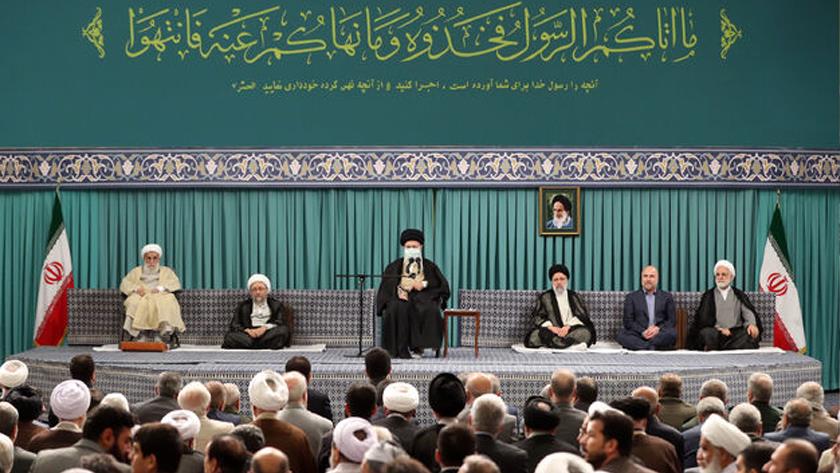 Iranpress: Leader receives guests of 37th Islamic Unity Conference