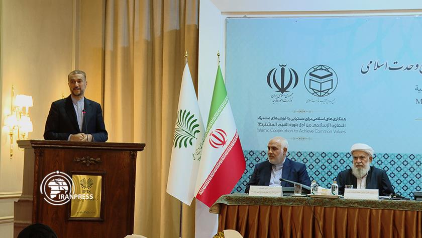 Iranpress: FM meets participants of Islamic Unity Conference