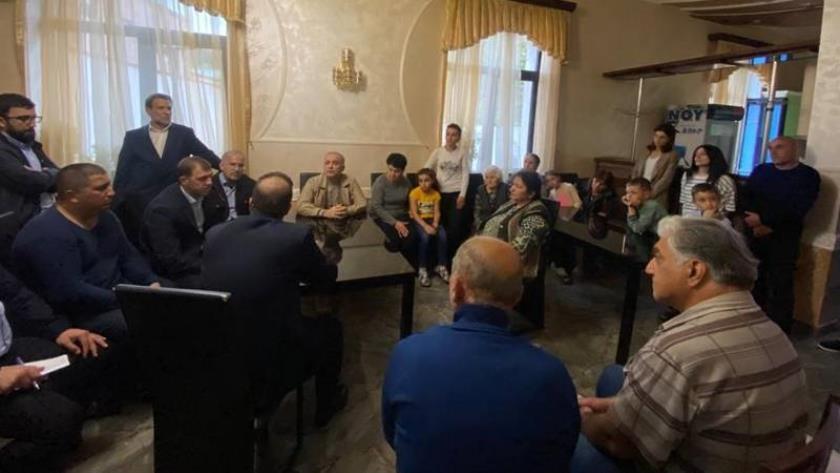 Iranpress: Iranian ambassador in Armenia meets with Karabakh refugees 