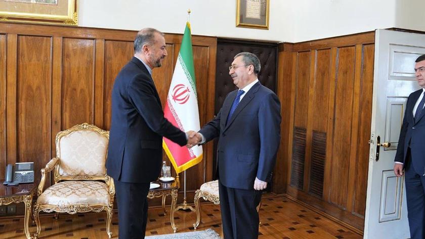 Iranpress: Iranian FM receives Azerbaijan