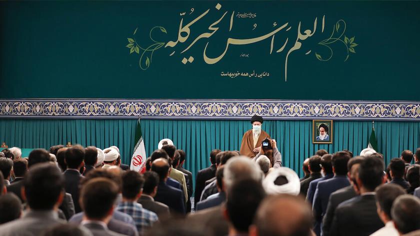 Iranpress: Leader receives academic elites and outstanding scientific talents