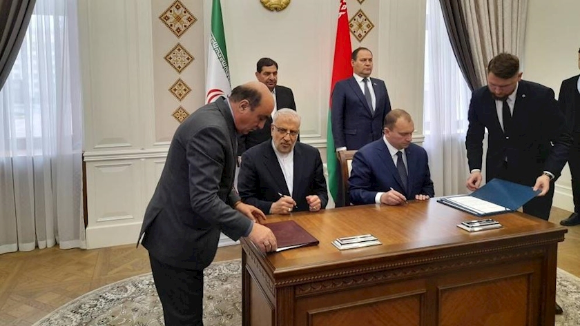 Iranpress: Iran, Belarus sign oil cooperation document