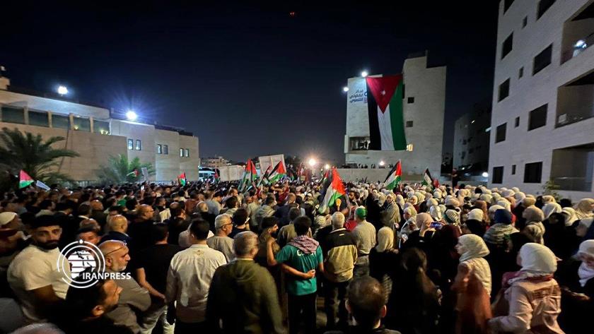 Iranpress: Palestinian supporters gather in front of Israeli embassy in Jordan 