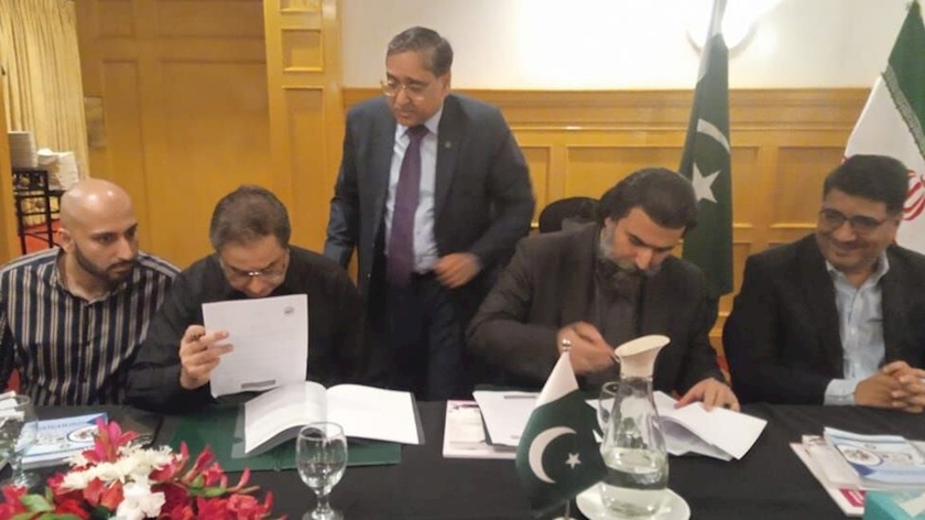Iranpress: Iran, Pakistan sign MoC for auto parts