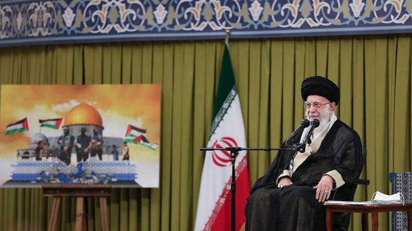 Iranpress: Leader of Islamic Revolution meets students
