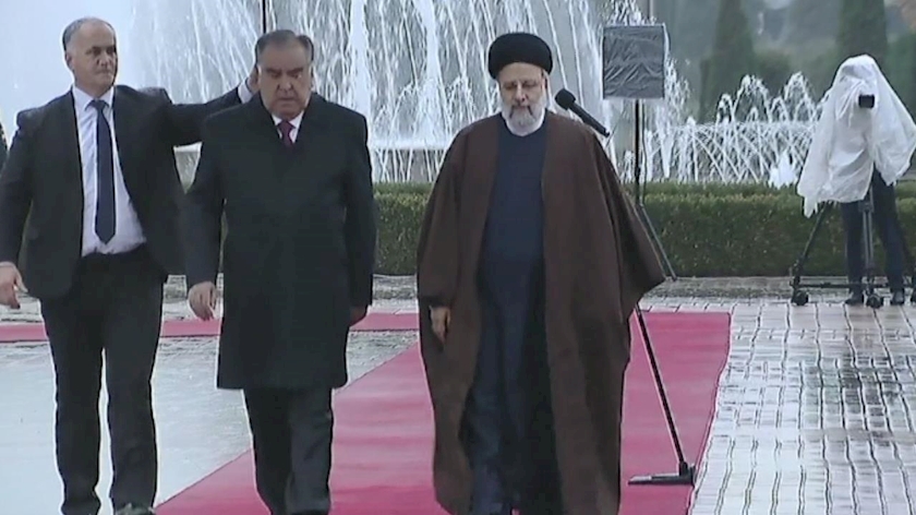 Iranpress: Tjikistan President welcomes President Raisi at Dushanbe 
