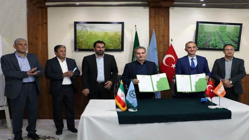 Iranpress: Iranian, Turkish tech companies sign MoU