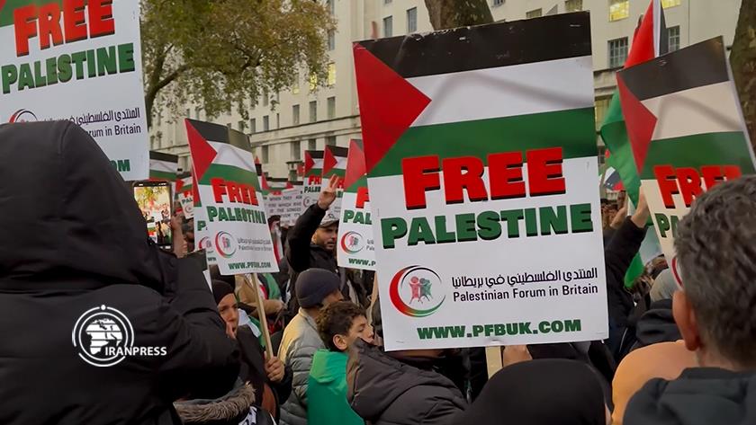 Iranpress: Supporters of Palestine demonstrate in front of UK PM