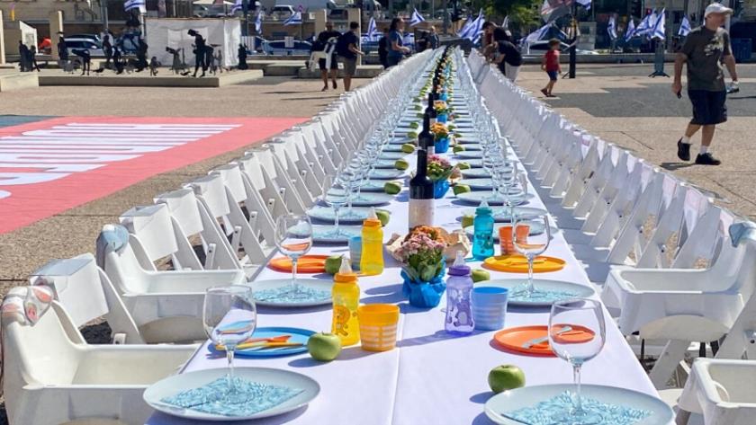 Iranpress: Families of captives have set up a Shabbat table with empty chairs in Tel Aviv