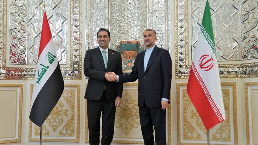 Iranpress: Iran urges boosting cooperation with Iraq to promote regional peace 