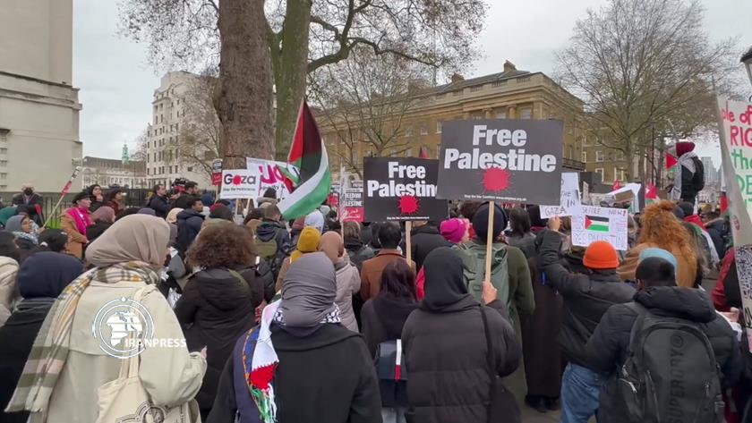 Iranpress: UK: Students hold Pro-Palestine rally in front of British Prime Minister