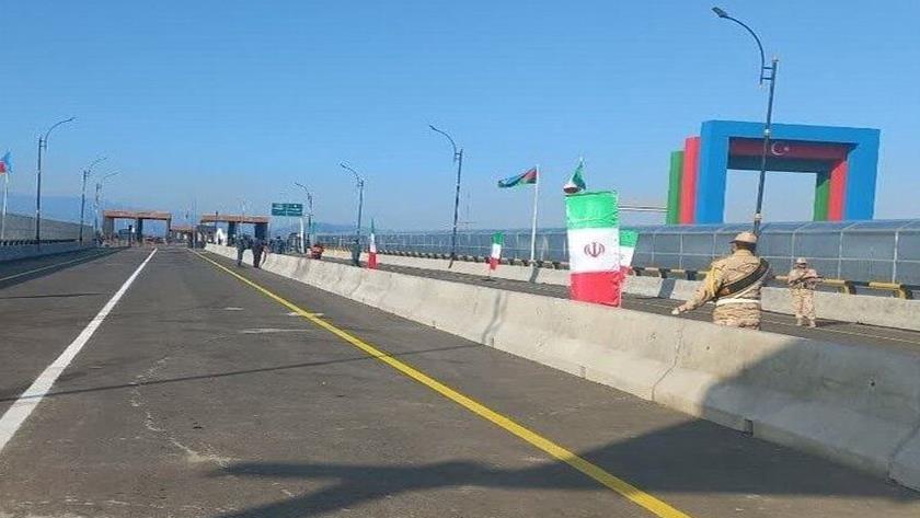 Iranpress: Iran-Azerbaijan border bridge opened