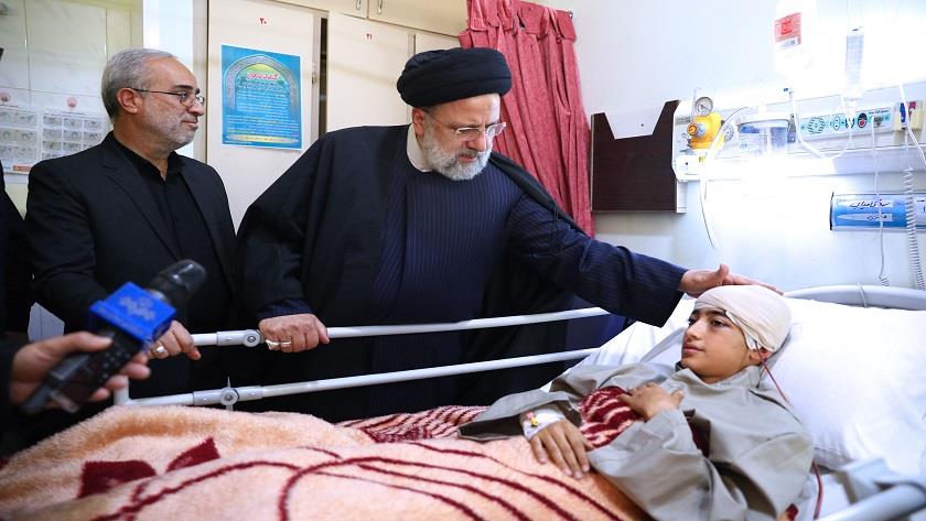 Iranpress:  Raisi visits people injured in Kerman