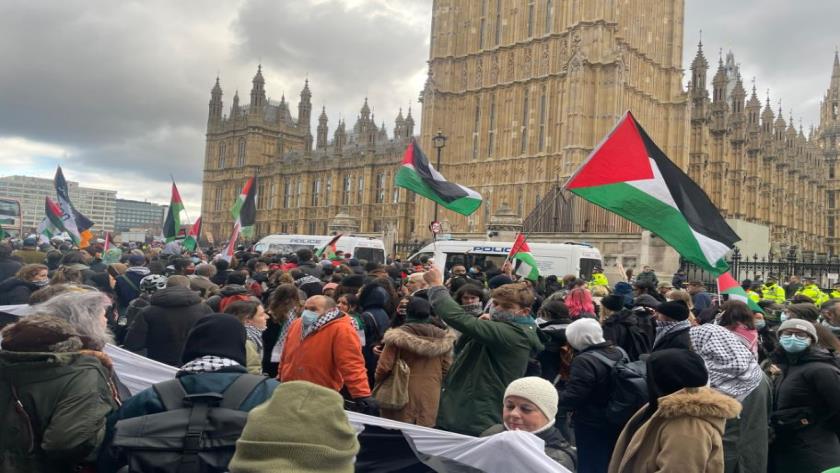 Iranpress: Pro-Palestine protesters block bridge outside of UK Parliament