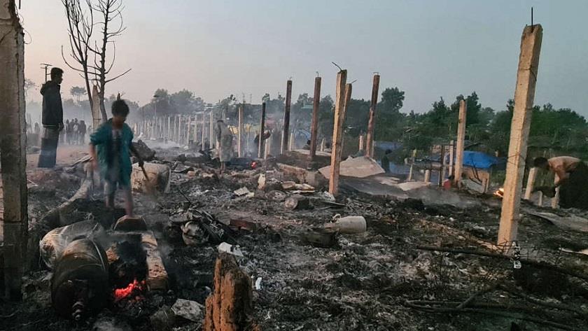 Iranpress: Rohingya refugees homeless after devastating fire ravages their camp