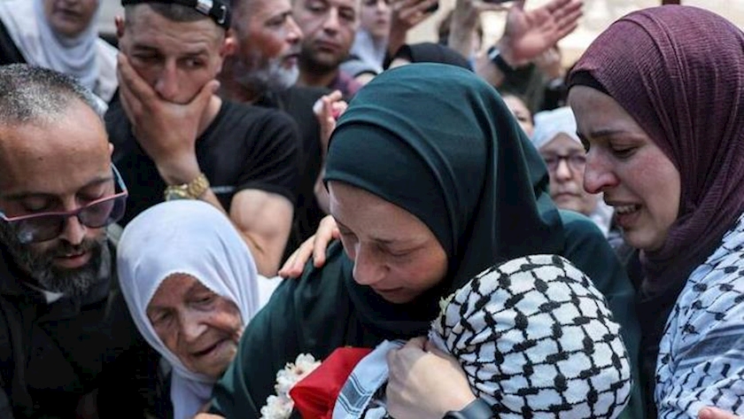 Iranpress: Heart-rending farewell of Palestinian mothers to their martyred child