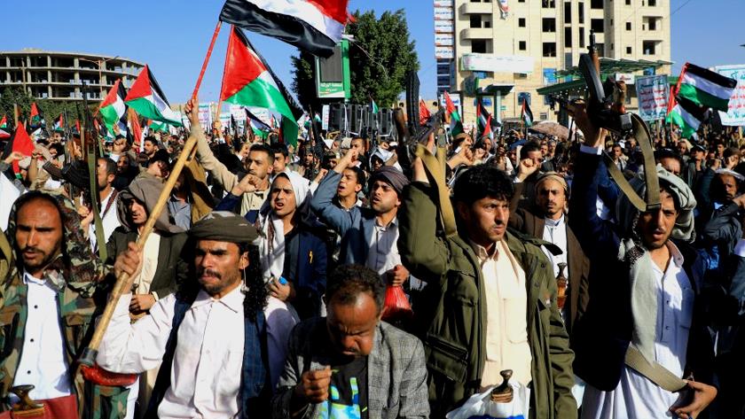 Iranpress: Yemenis stage protests against US-British aggression on their homeland