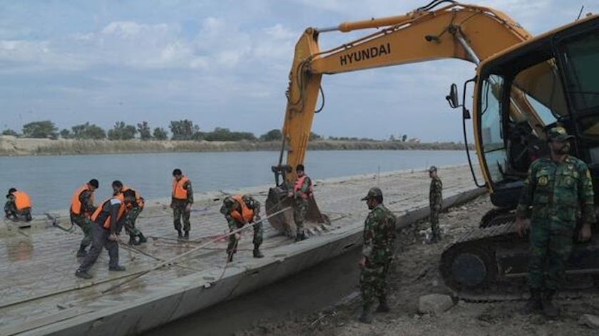Iranpress: Iranian Army deploys newly developed assault bridge