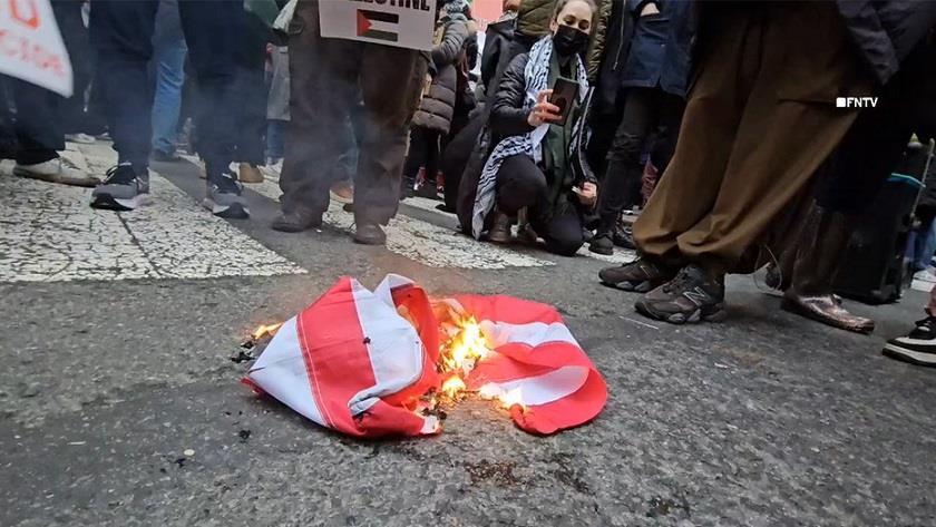 Iranpress: New Yorkers set fire to US flag in protest of Washington support for Israel