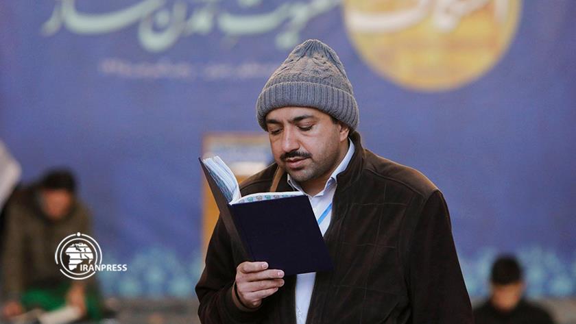 Iranpress: Etekaf rituals observed in Imam Reza Shrine