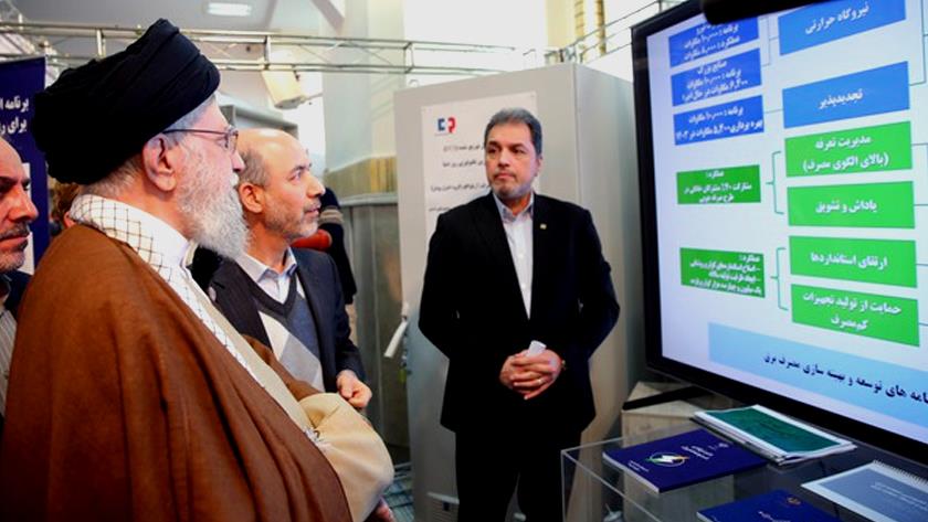 Iranpress: Leader visits exhibition showcasing Iranian production capabilities