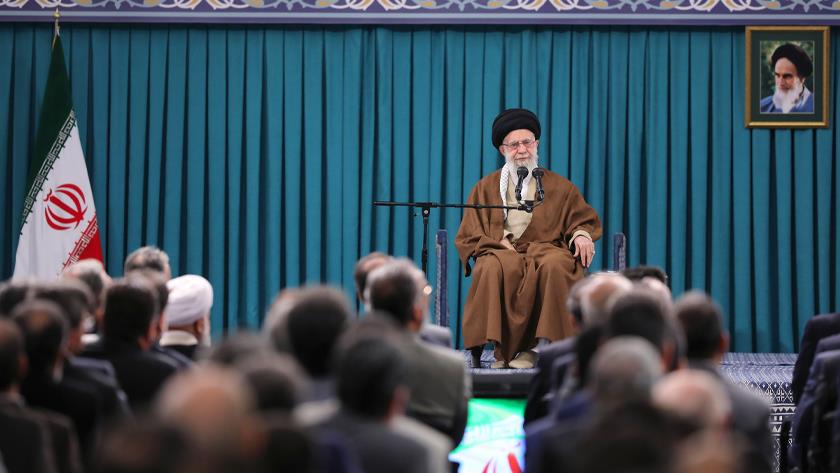 Iranpress: Leader: Government is responsible to improve business environment