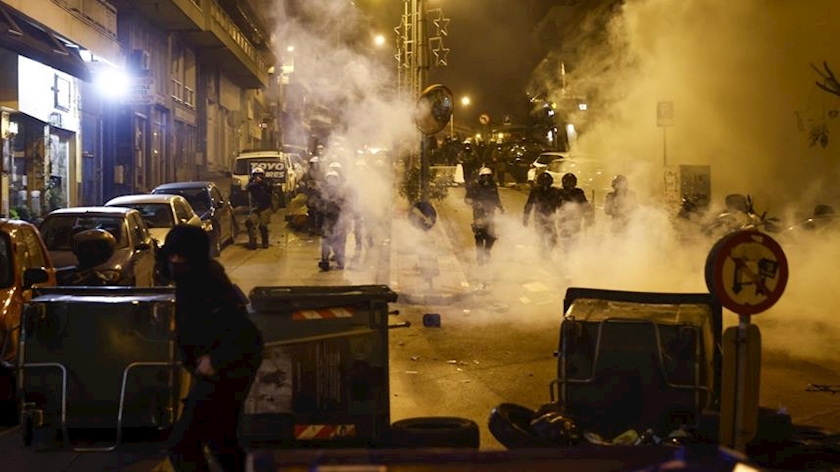 Iranpress: Greek police shoot protesting farmers