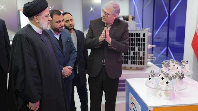 Iranpress: President Raisi visits space achievements exhibition