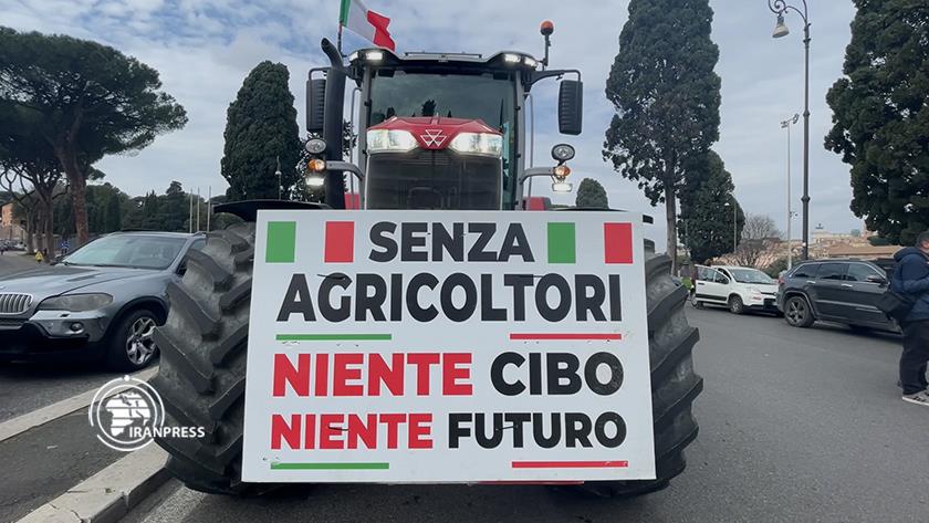 Iranpress: Italian farmers enter Rome with tractors as a sign of protest