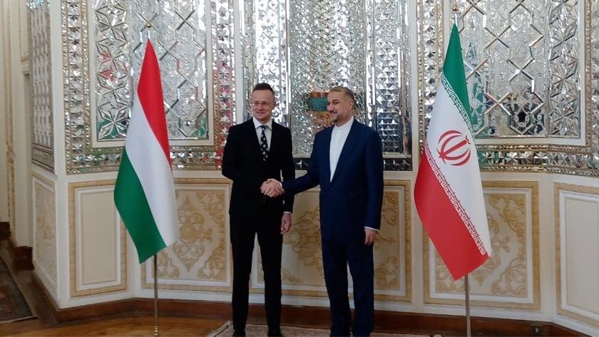 Iranpress: Iranian Foreign Minister welcomes his Hungarian counterpart
