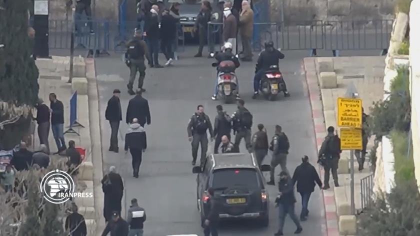 Iranpress: Israeli forces attack Palestinians around Al-Aqsa Mosque