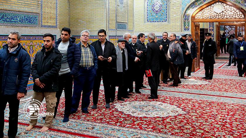 Iranpress: People of Mashhad vote in shrine of Imam Reza