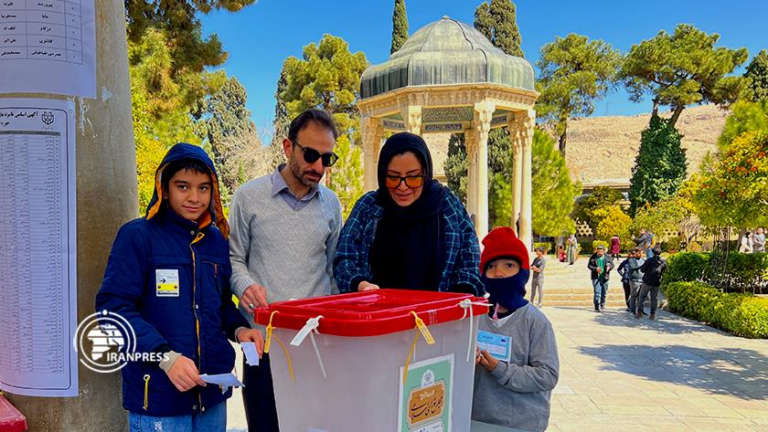 Iranpress: Iran Shiraz; polls open in beautiful nature of Hafeziye