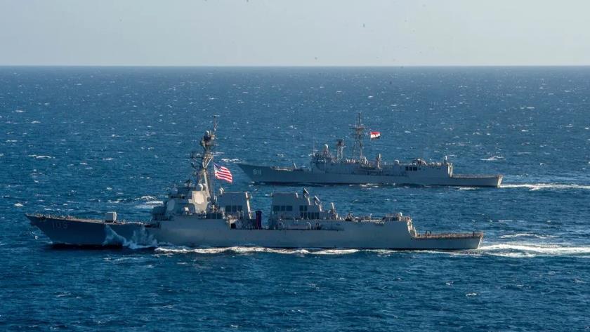 Iranpress: Yemeni Army hits two US destroyers in Red Sea