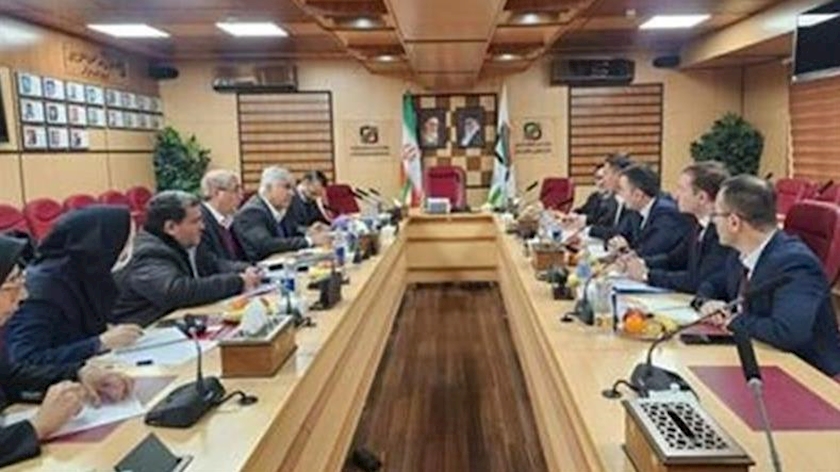 Iranpress: Iran and Uzbekistan Officials Meet to Enhance Transit and Remove Customs Barriers