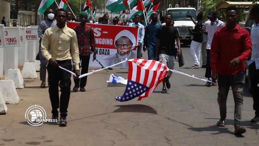 Iranpress: Anti-Israeli protesters in Nigeria set Israeli, US flags ablaze