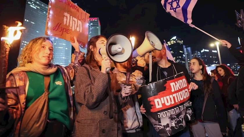 Iranpress: Anti-Bibi protesters block highway in Tel Aviv